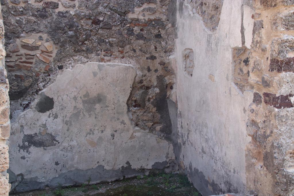 HGW24 Pompeii. Villa of Diomedes. October 2023.
Looking towards west wall, south-west corner and south wall, through window from terrace. Photo courtesy of Klaus Heese.