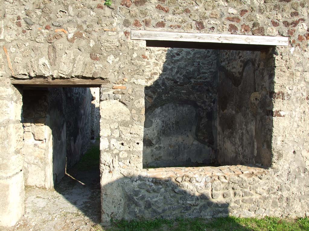 HGW24 Pompeii. December 2006. Looking east to room on south side of corridor, with window overlooking terrace.
(Villa Diomedes Project – area 34).
(Fontaine, room 2,6).