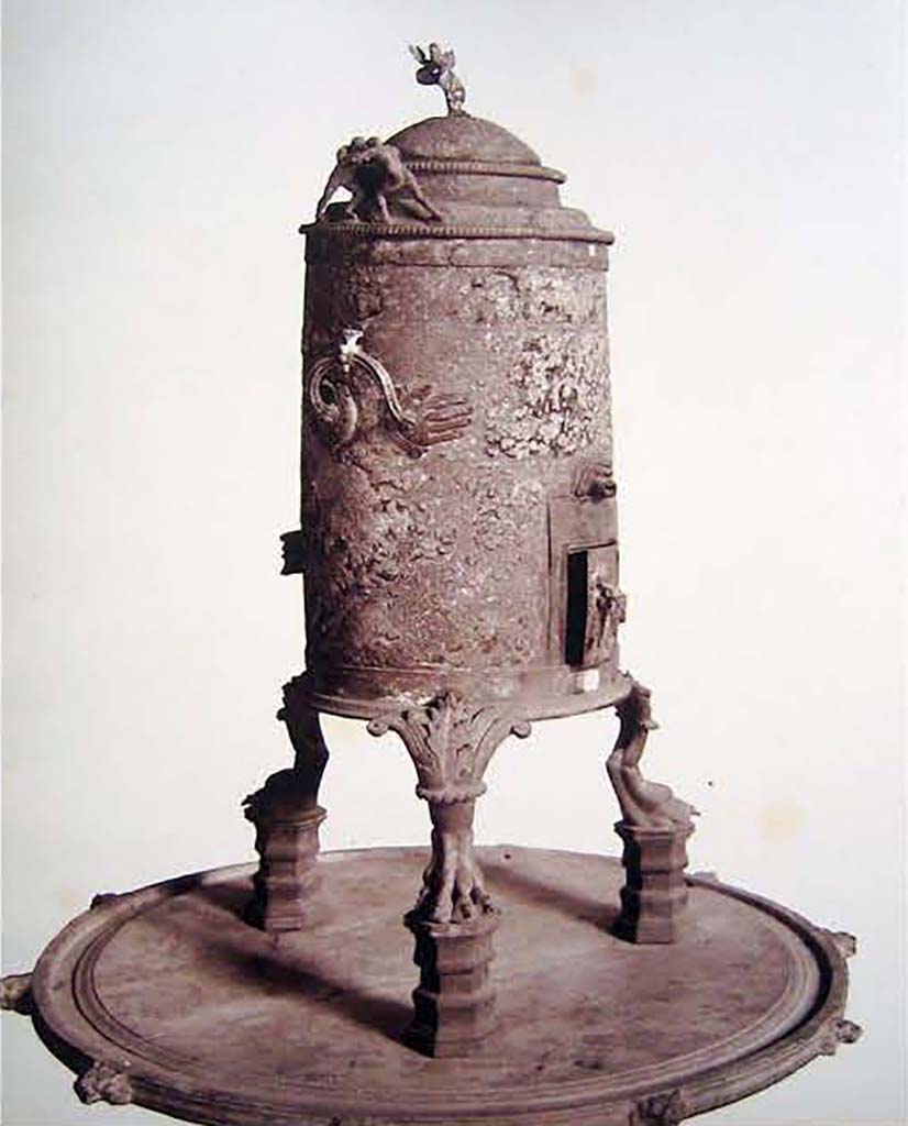 HGW24 Pompeii. Found 21st February 1771. Circular marble table used as a fountain
Now in Naples Archaeological Museum. Inventory number 73019.
Photo ©Villa Diomedes Project, base de données Images, http://villadiomede.huma-num.fr/bdd/images/5359