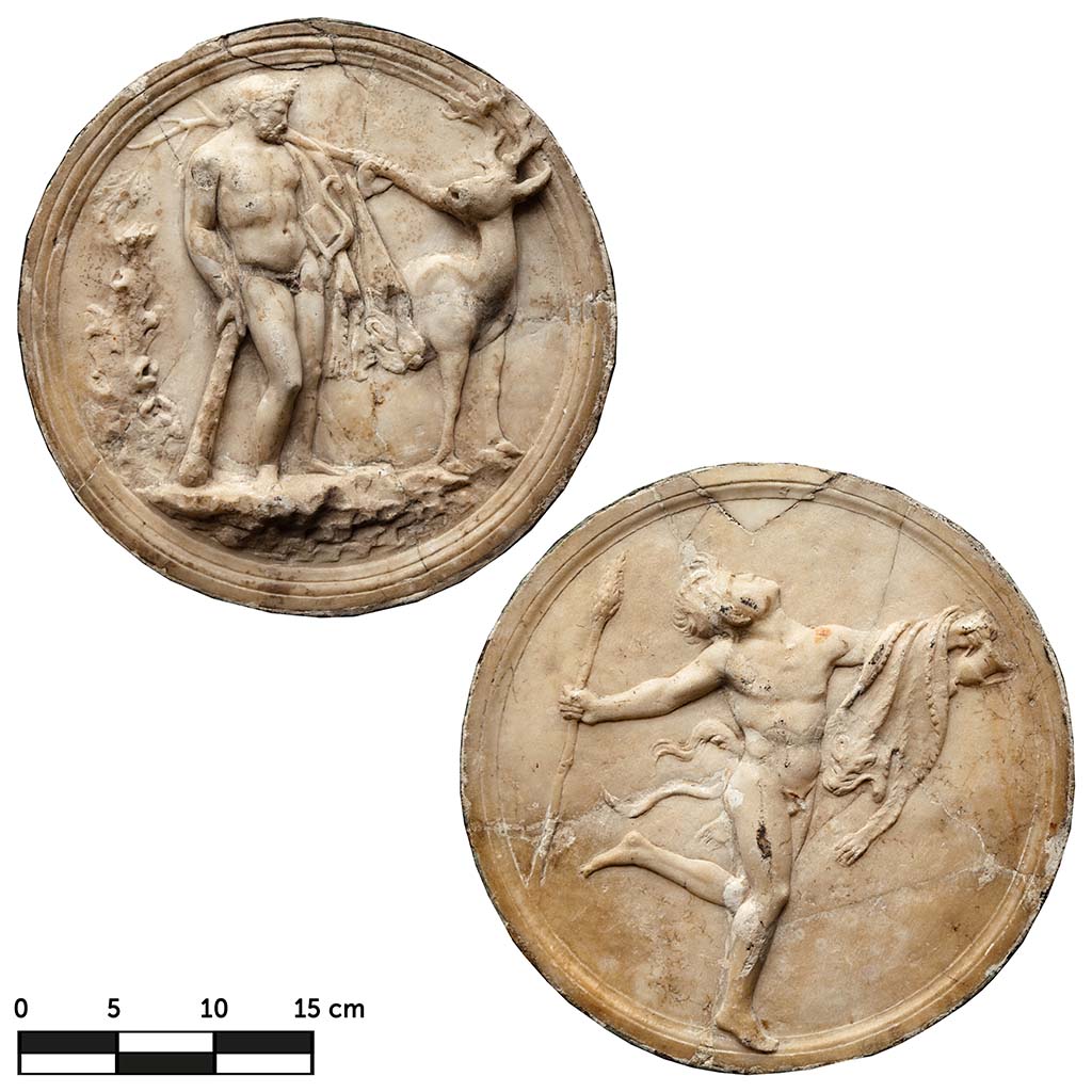 HGW24 Pompeii. Found 21st February 1771. Marble oscillum front with Hercules and a stag with golden antlers and reverse with satyr dancing ecstatically.
Now in Naples Archaeological Museum. Inventory number 6636.
Photo by Thomas Crognier. ©Villa Diomedes Project, base de données Images, http://villadiomede.huma-num.fr/bdd/images/585
(Villa Diomedes Project – area 34).
