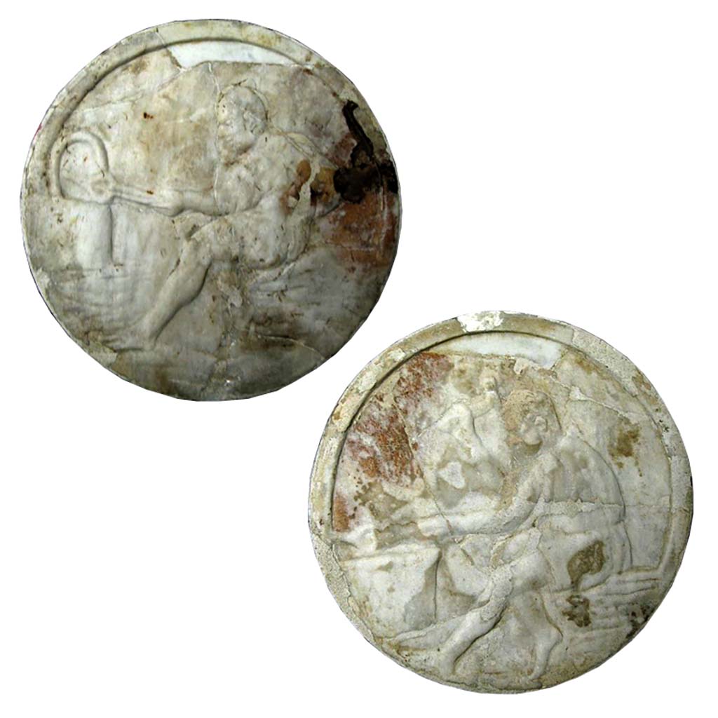 HGW24 Pompeii. Found 21st February 1771. Marble oscillum with front side with blacksmith with bellows and reverse side, with hammer raised, in front of an anvil.
Now in Naples Archaeological Museum. Inventory number 6659.
Photo by Andrea Milanese, ©Villa Diomedes Project, base de données Images, http://villadiomede.huma-num.fr/bdd/images/5357
(Villa Diomedes Project – area 34).