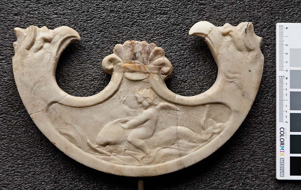 HGW24 Pompeii. Found 21st February 1771. Marble pelta oscillum side 1, with cupid riding a dolphin.
Now in Naples Archaeological Museum. Inventory number 6668.
Photo by Thomas Crognier, ©Villa Diomedes Project, base de données Images, http://villadiomede.huma-num.fr/bdd/images/587