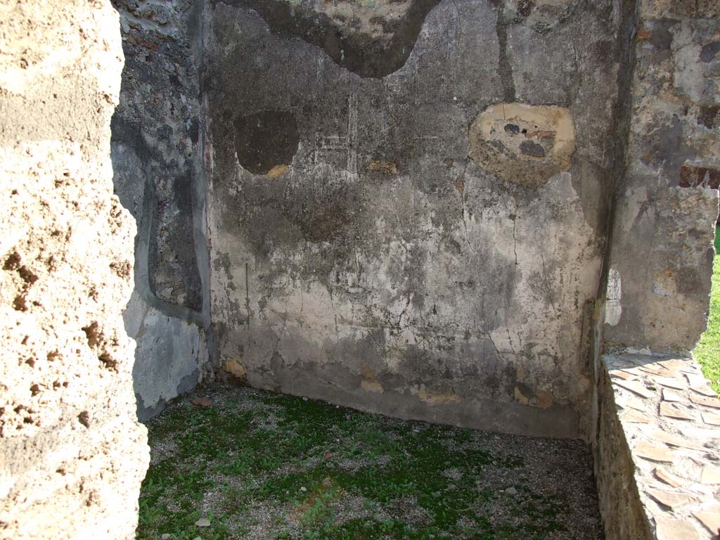 HGW24 Pompeii. December 2006. Looking south into room with window overlooking terrace.
According to PAH, I,1,250 (and Addendum, p.118, dated 21st February 1771), this room was found with white plaster decorated with some painted yellow lines, and around it some medallions and masks. The floor was paved with simple slabs.
(Villa Diomedes Project – area 34).
(According to Fontaine, this room 2.6, would have been the room from where the medallions of masks and views would have been cut from).
(No.2 on the plan by La Vega).