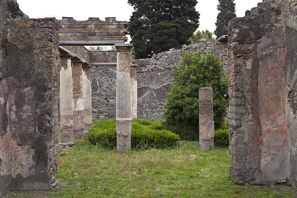 HGW24 Pompeii. May 2015. Looking east across tablinum towards front peristyle.
Photo by Thomas Crognier.
©Villa Diomedes Project, base de données Images, http://villadiomede.huma-num.fr/bdd/images/2074. Consultée le 05/07/2021.