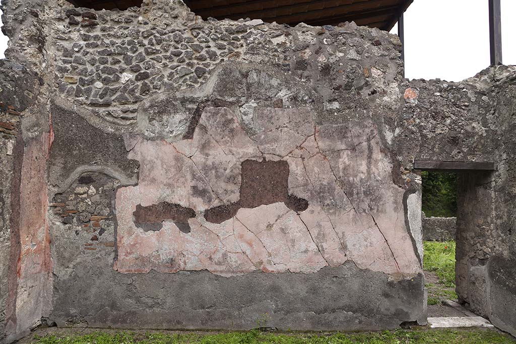HGW24 Pompeii. May 2015. South wall of tablinum with doorway to adjacent room. Photo by Thomas Crognier.
©Villa Diomedes Project, base de données Images, http://villadiomede.huma-num.fr/bdd/images/2085 . Consultée le 05/07/2021.