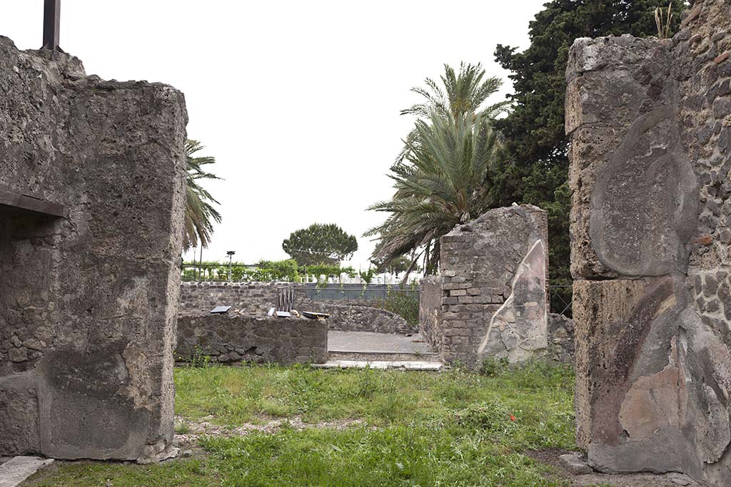 HGW24 Pompeii. May 2015. Looking west from tablinum towards terrace/loggia.
Photo by Thomas Crognier.
©Villa Diomedes Project, base de données Images, http://villadiomede.huma-num.fr/bdd/images/2080 . Consultée le 05/07/2021.