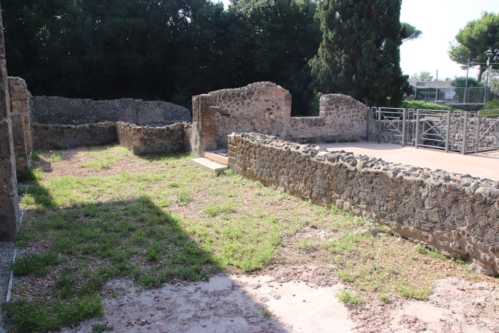 HGW24 Pompeii. Villa of Diomedes. October 2023.
Looking south across terrace from rear of tablinum towards doorway to area 43. Photo courtesy of Klaus Heese.
(Fontaine – 4,9).