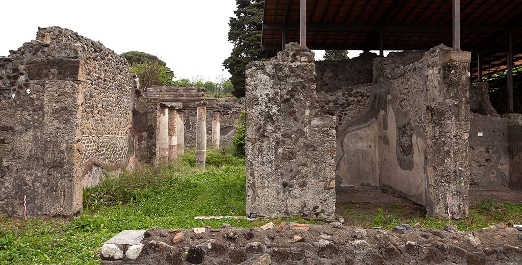 HGW24 Pompeii. May 2016. Looking east across terrace/loggia towards tablinum on left and room on its south side.
On the right is an exedra. Photo by Thomas Crognier.
©Villa Diomedes Project, base de données Images, http://villadiomede.huma-num.fr/bdd/images/3473 . Consultée le 05/07/2021.