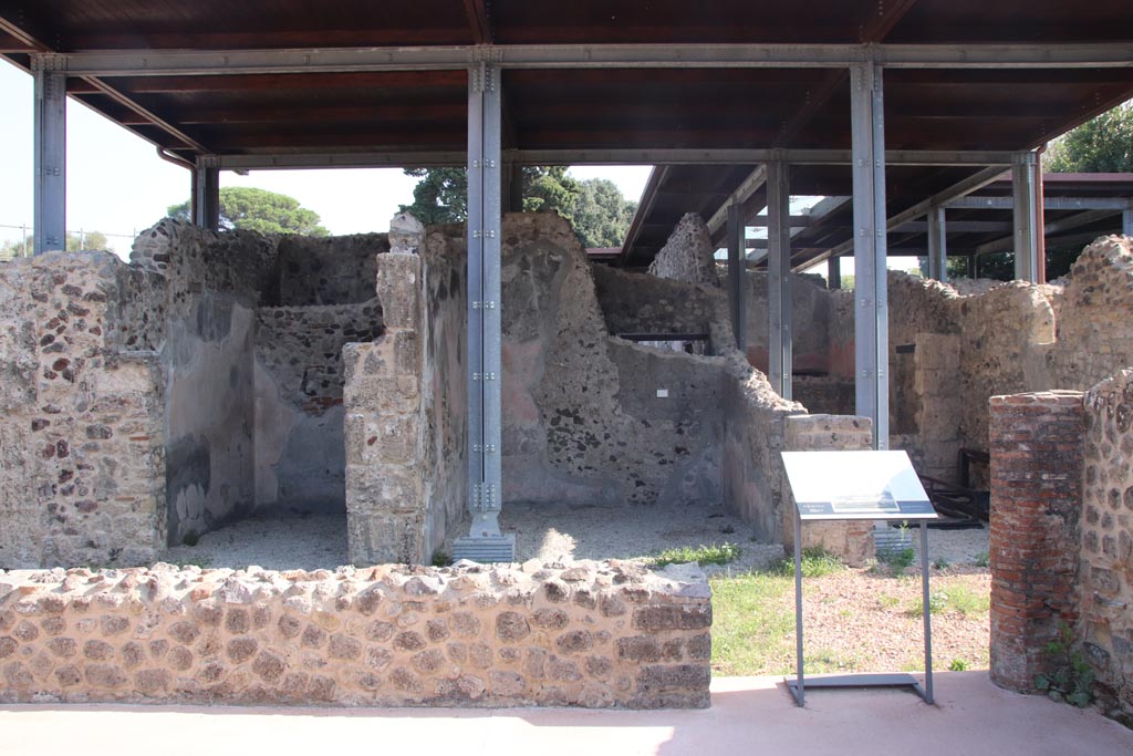 HGW24 Pompeii. Villa of Diomedes. October 2023.
Looking east across terrace/loggia towards rooms on south side of tablinum. Photo courtesy of Klaus Heese.
(Fontaine – room 4,3 on left, 4,4, an exedra in centre, and 4,5, on right.)