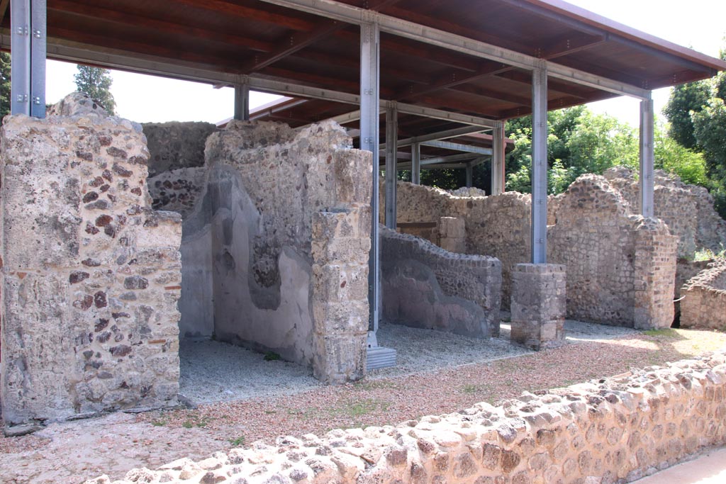HGW24 Pompeii. Villa of Diomedes. May 2024.
Looking south-east towards doorways to rooms on south side of tablinum. Photo courtesy of Klaus Heese.
(Fontaine – room 4,3 on left, 4,4, an exedra in centre, and 4,5, on right.)