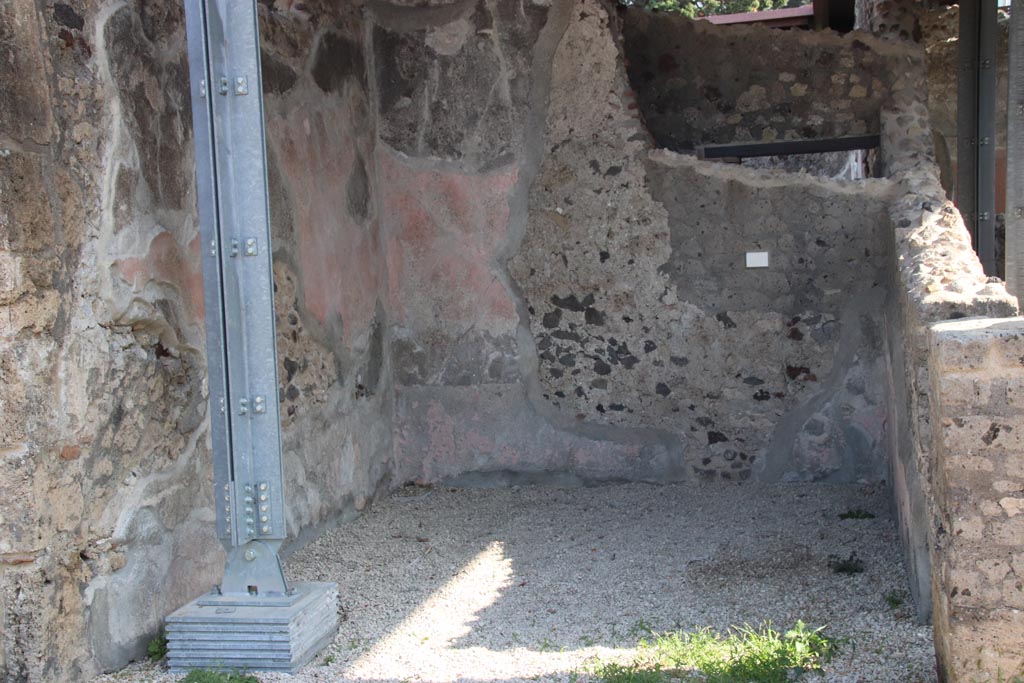 HGW24 Pompeii. Villa of Diomedes. October 2023.
Looking towards south-east corner with remaining painted stucco. Photo courtesy of Klaus Heese.