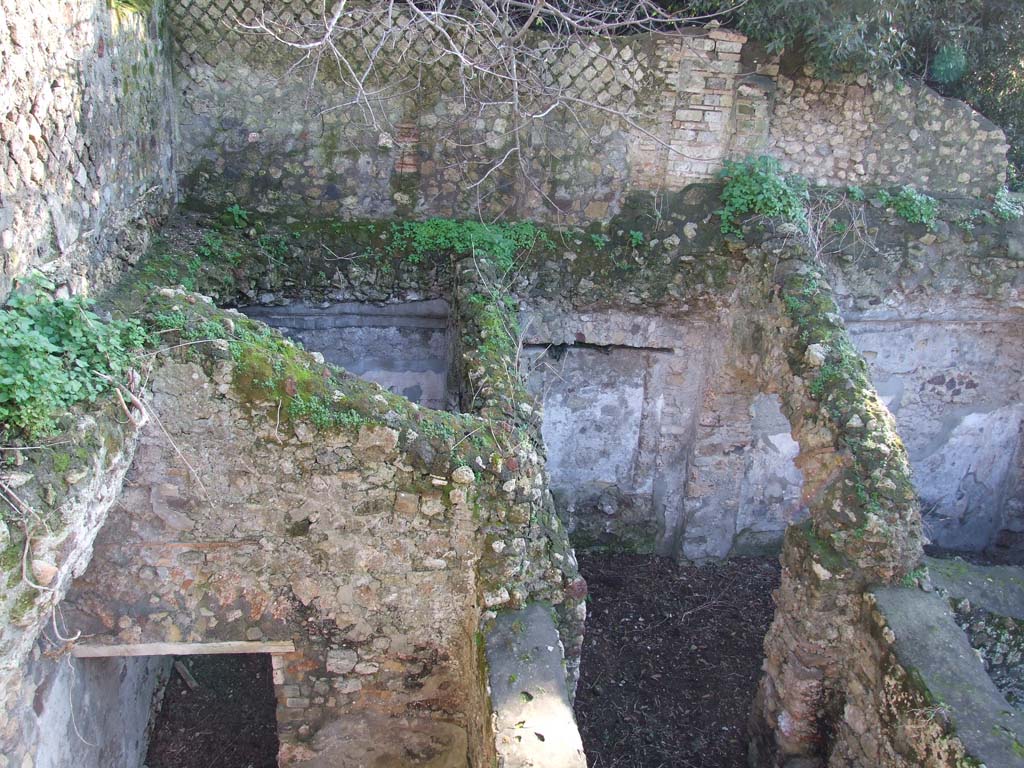 HGW24 Pompeii. December 2006. Looking south, down onto area to south of terrace.
Villa Diomedes Project – area 46 across centre of photo, 47 on left, 51 on right).
(Fontaine, at top 5a, corridor into 5a on left, room 5,1 centre right.)
