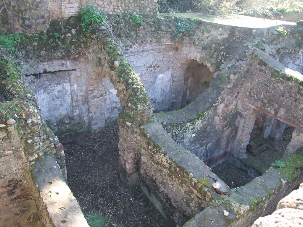 HGW24 Pompeii. December 2006. Looking south, down onto area to south of terrace.
Villa Diomedes Project – area 51 nearest in centre, 46 at rear of 51, and 52, on right.
(Fontaine, room 5a at top, room 5,1 and 5,4).