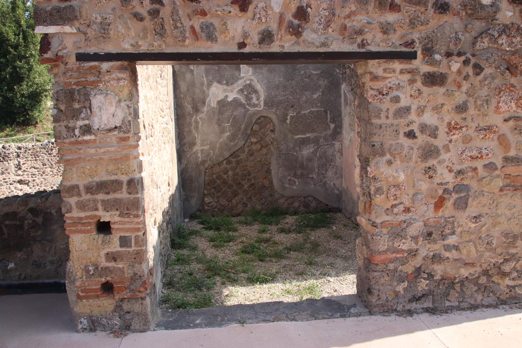 HGW24 Pompeii. Villa of Diomedes. October 2023.
Looking east through window into diaeta/garden room from terrace A. Photo courtesy of Klaus Heese.
(Villa Diomedes Project – area 40).
(Fontaine, room 4,1,)