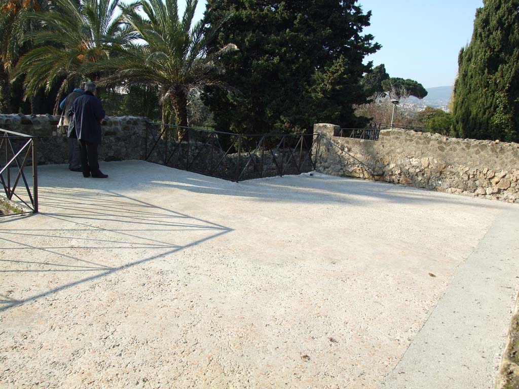 HGW24 Pompeii. December 2006.
North end of terrace and area of part of the unroofed promenade over the flat roof of the portico.
This would have extended around all three sides of the garden portico.
(Villa Diomedes Project – area 44).
(Fontaine, north end of terrace, and in vaulted area, west side of northern end of terrace).