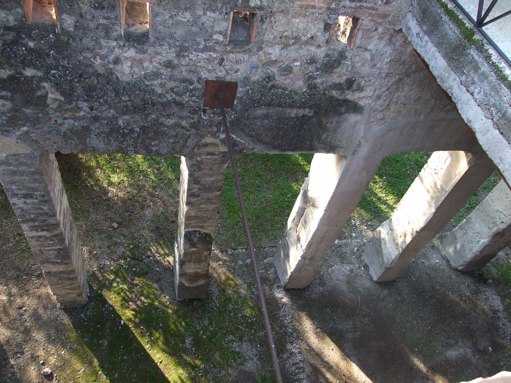 HGW24 Pompeii. December 2006. Looking west, down onto portico.
(Villa Diomedes Project – area 63, below area 43).