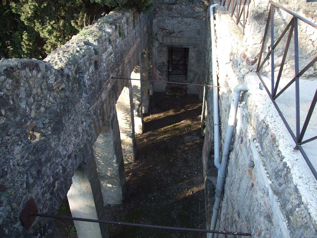 HGW24 Pompeii. December 2006. Looking north, down onto portico, from area of large exedra/loggia/terrace.
(Villa Diomedes Project – area 63).