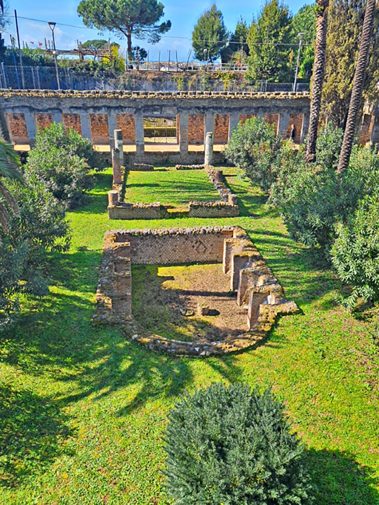 HGW24 Pompeii. March 2024.
Looking west from area of large exedra on upper floor, towards the garden and the west portico.
Photo courtesy of Giuseppe Ciaramella.