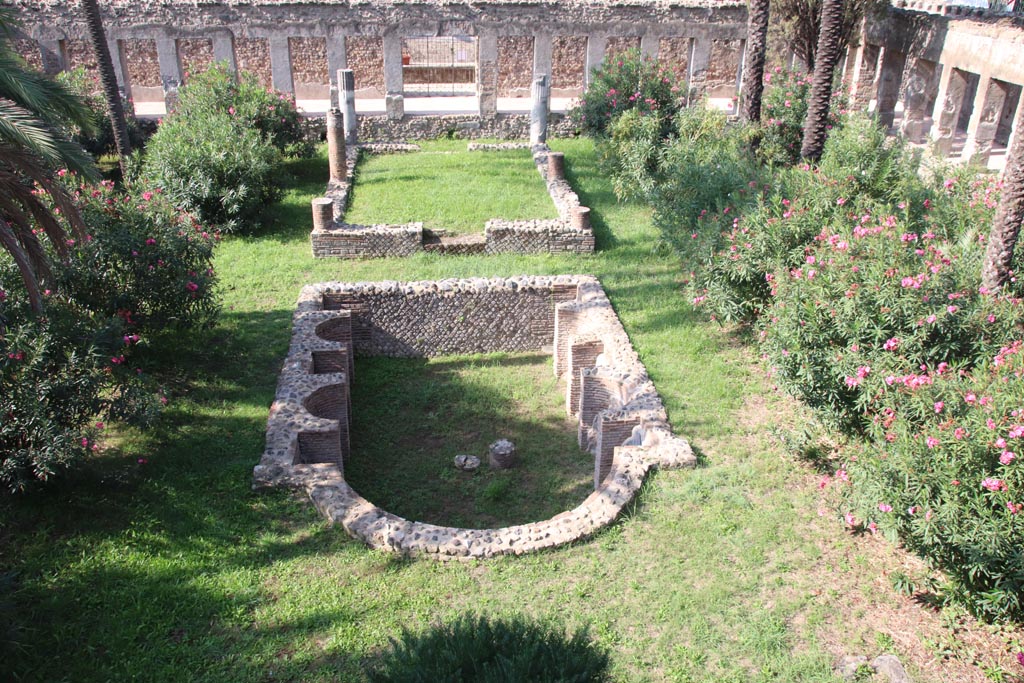 HGW24 Pompeii. Villa of Diomedes. October 2023.
Looking west from area of large exedra on upper floor, towards the garden and the west portico with gateway, in the background.
Photo courtesy of Klaus Heese.