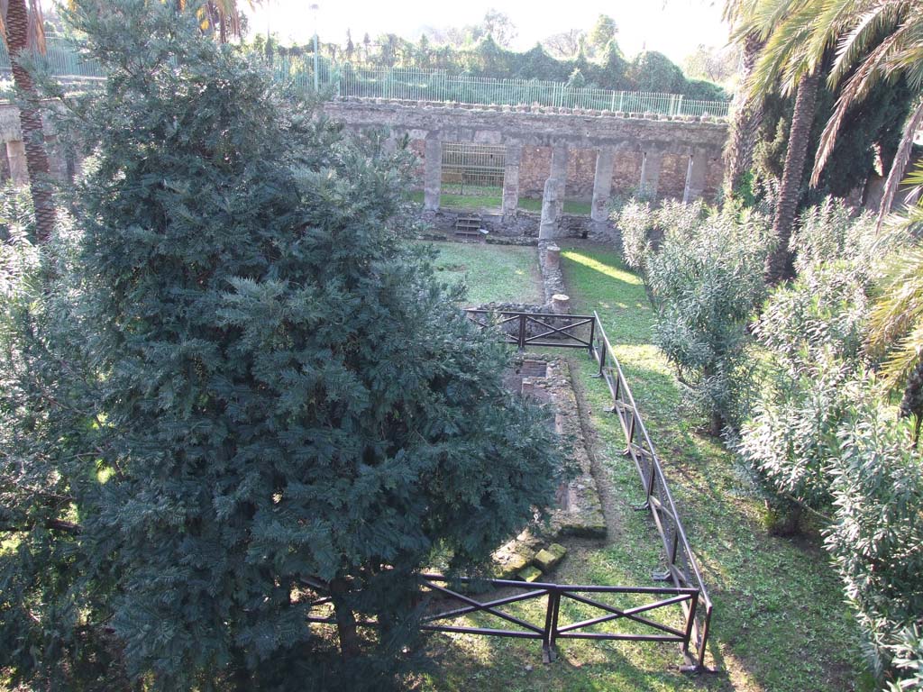 HGW24 Pompeii. December 2006.
Looking west from area of large exedra towards the garden and the west portico in the background.
According to Jashemski, the garden was enclosed on four sides by a portico supported by sixty-three pillars.
In the centre of the terrace above the portico on the east side was a large room.
This room had a panoramic view towards Stabia, Sorrento and the Bay of Naples.
A large apsed pool with a fountain was in the centre of the garden.
See Jashemski, W. F., 1993. The Gardens of Pompeii, Volume II: Appendices. New York: Caratzas. (p.281)