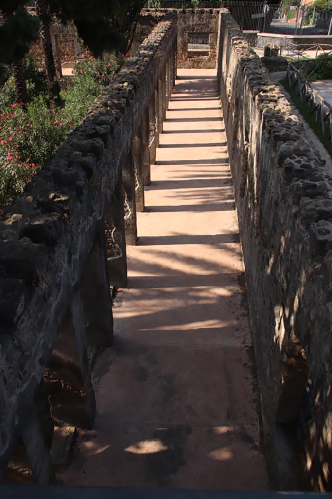 HGW24 Pompeii. Villa of Diomedes. October 2023.
Looking south across north portico, from upper terrace. Photo courtesy of Klaus Heese.