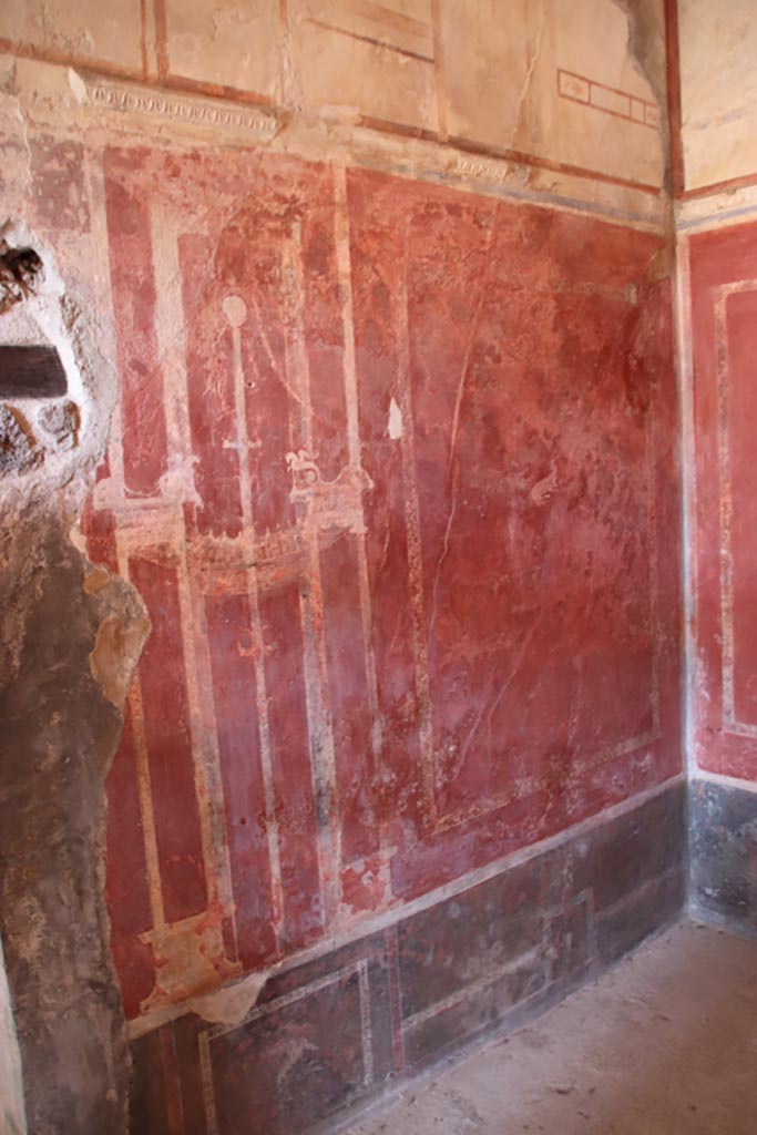 HGW24 Pompeii. Villa of Diomedes. October 2023.
North wall of one of the richly decorated living rooms on the lower level, on the eastern side of the garden portico.
Photo courtesy of Klaus Heese.
(Villa Diomedes Project – area 61).
(Fontaine, room 5,13).