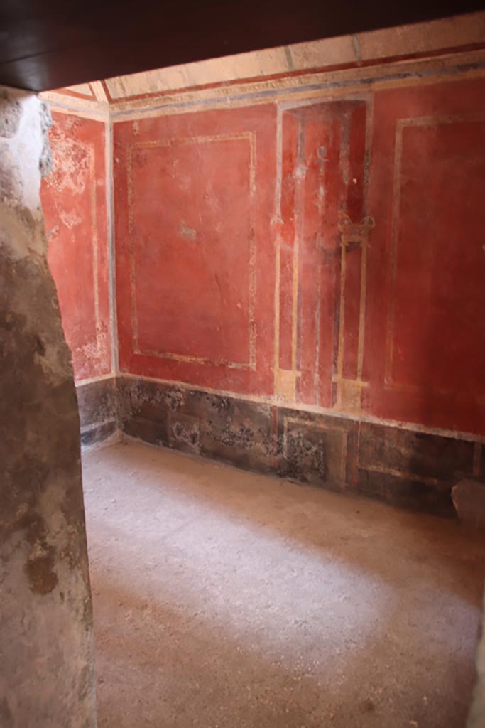 HGW24 Pompeii. Villa of Diomedes. October 2023.
South-east corner and south wall, from doorway. Photo courtesy of Klaus Heese.
(Villa Diomedes Project – area 61).
(Fontaine, room 5,13).