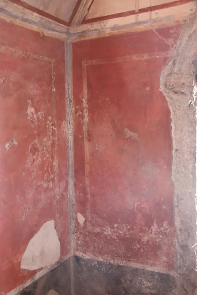 HGW24 Pompeii. Villa of Diomedes. October 2023.
South-west corner, and west wall on south side of window. Photo courtesy of Klaus Heese.
(Villa Diomedes Project – area 61).
(Fontaine, room 5,13).