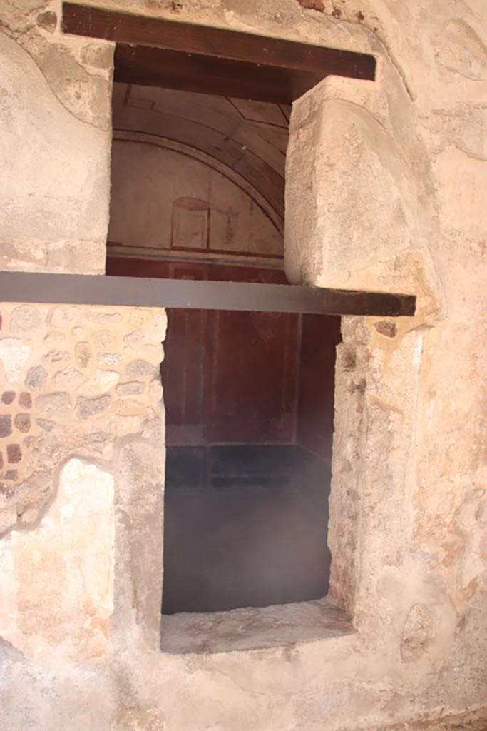 HGW24 Pompeii. Villa of Diomedes. October 2023.
Looking east into room through window from north end of east portico. Photo courtesy of Klaus Heese.
(Villa Diomedes Project – area 61).
(Fontaine, room 5,13).