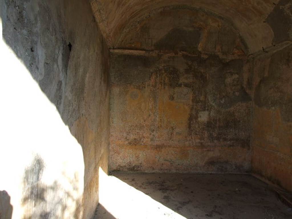 HGW24 Pompeii. December 2006. East wall of one of the richly decorated living rooms on the eastern side of the garden.
(Fontaine, room 5,7).