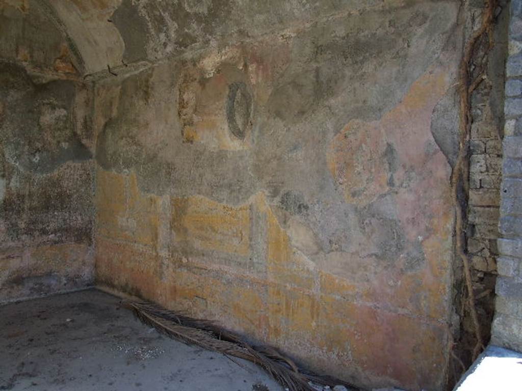 HGW24 Pompeii. December 2006. South wall of one of the richly decorated living rooms overlooking the east portico of the garden.
(Fontaine, room 5,7).