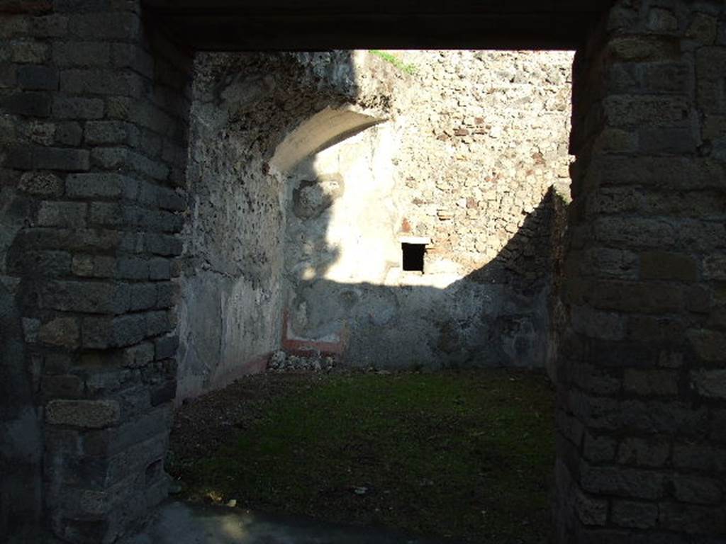 HGW24 Pompeii. December 2006. Looking east through window into a large room in south-east corner of garden area.
(Fontaine, room 5,5).
According to the plan of La Vega, no.84 would have been found in the east portico outside of this window.