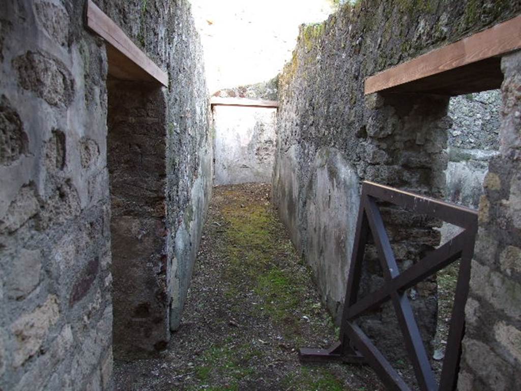 HGW24 Pompeii. December 2006. Corridor in south-east corner of garden area.
(Villa Diomedes Project – area, corridor 50).
(Fontaine, room 5,3, corridor).
The doorway on the left leads into the large triclinium (5,5) room shown above.
The doorway on the right leads into the small room with window, in the south-east corner of the east portico. (5,4).
At the end of the corridor is a doorway leading into the room at the rear of the large room.
This room is shown below. (5,6).