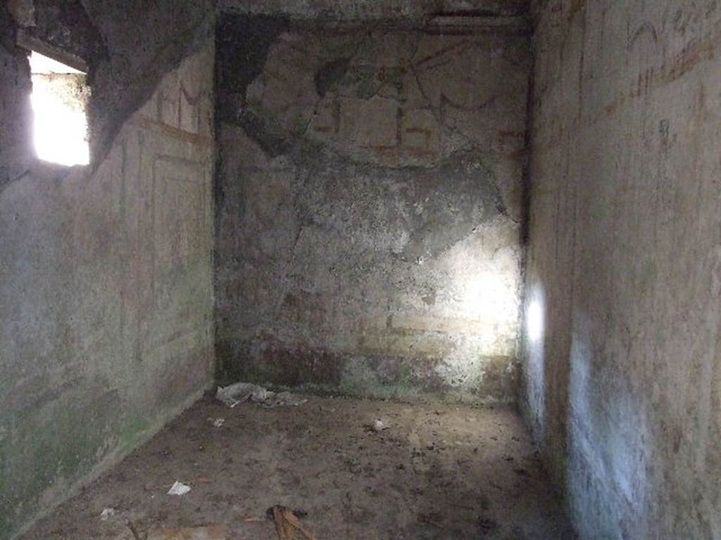 HGW24 Pompeii. December 2006. Room at rear (east side) of large room in south-east corner of garden area. Looking north.
(Fontaine, room 5,6).
The small square window in the west wall overlooks the large room. (This room was described in PAH above, as almost completely dark…).