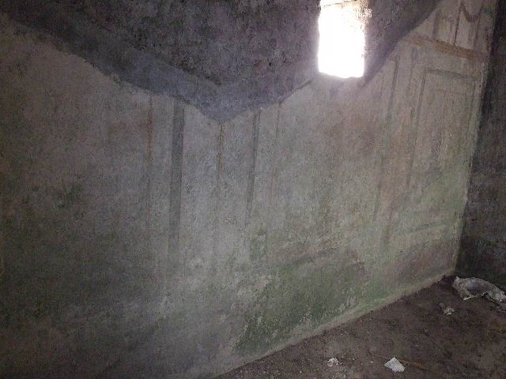 HGW24 Pompeii. December 2006. West wall of small room, with window overlooking large room.
(Fontaine, room 5,6).