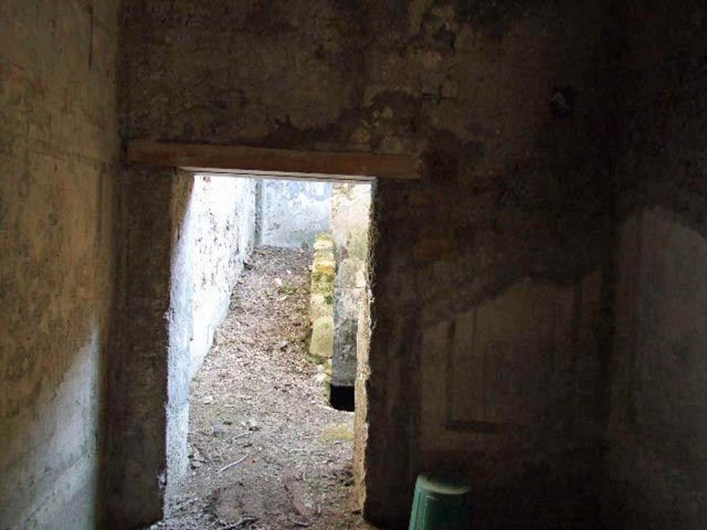 HGW24 Pompeii. December 2006. South wall of small room, with doorway into corridor with stairs to lower level.
(Fontaine, room 5,6, doorway in south wall leading to east end of corridor 5,3).
No.87 on the plan by La Vega was found near the doorway.