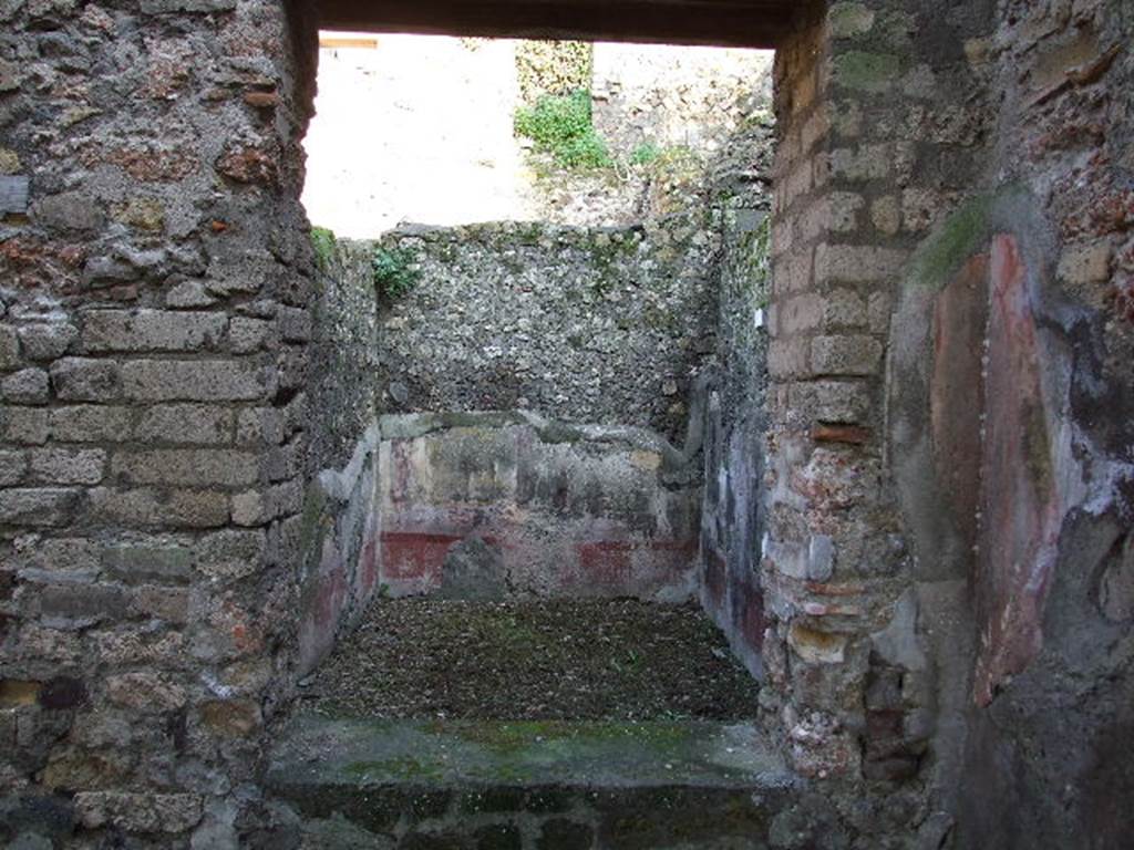 HGW24 Pompeii. December 2006. Looking east through window area into small room in south-east corner of east portico area.
The doorway from the corridor is on the left behind the pilaster.
(Fontaine, room 5,4).