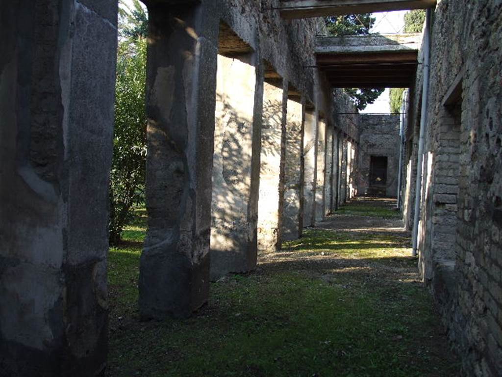 HGW24 Pompeii. December 2006. Looking north along the east portico.
On the west side of the east portico, on the left in the garden area, nos. 89, 54 and 77 (from the La Vega plan) would have been found.