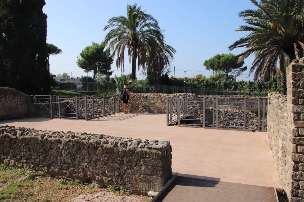 HGW24 Pompeii. Villa of Diomedes. October 2023.
Looking west from terrace/loggia (area 41), at rear of tablinum, with doorway to area 43. Photo courtesy of Klaus Heese.
(Fontaine – room 4,9)