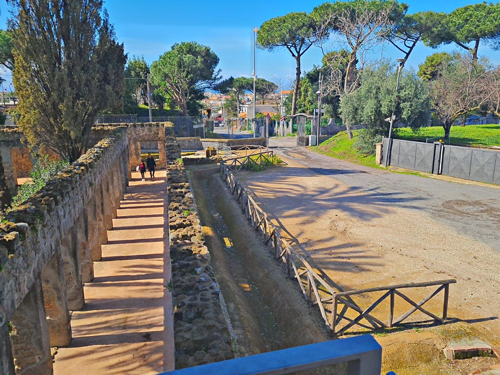 HGW24 Pompeii. Villa of Diomedes. March 2024. Looking south along north portico, on left, from upper terrace.
The area of the original carriage entrance to Pompeii in the 1800’s, can be seen on the right. Photo courtesy of Giuseppe Ciaramella.