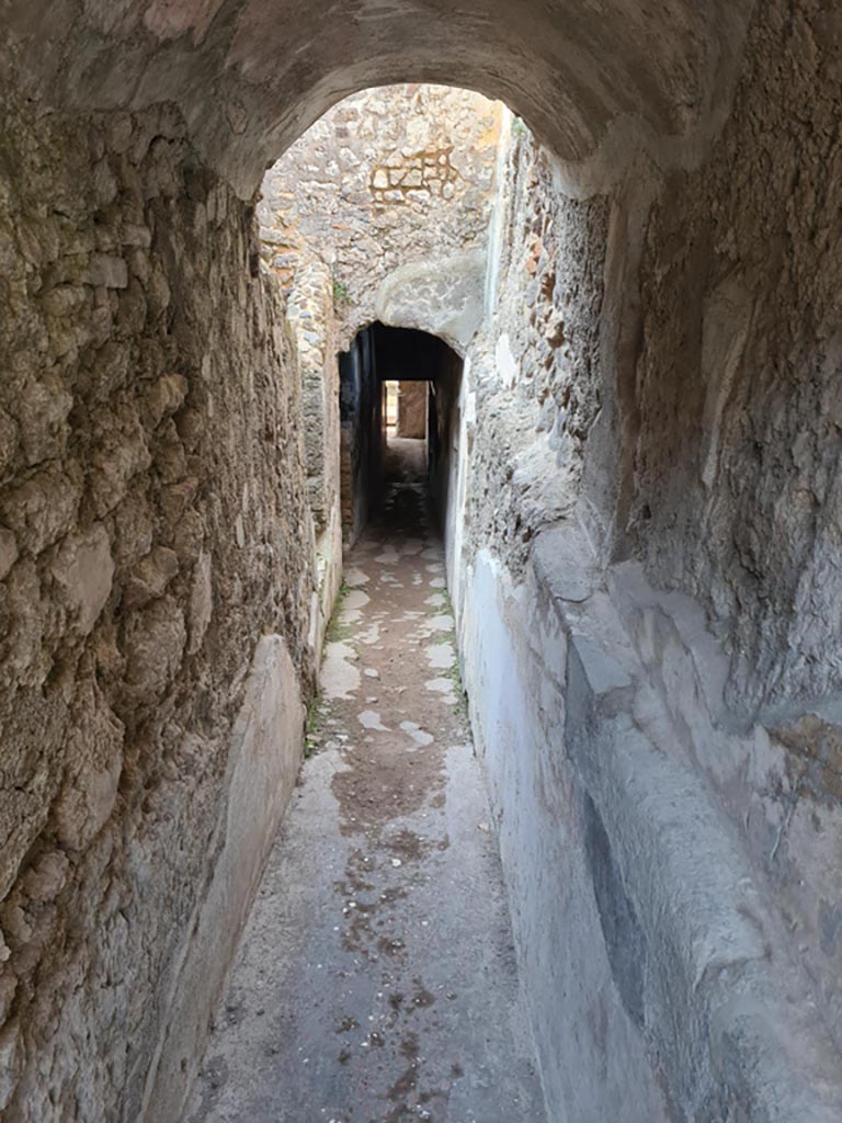 HGW24 Pompeii. October 2023.
Looking west along corridor down to lower (garden) level. Photo courtesy of Klaus Heese.
(Villa Diomedes Project – corridor 62).
(Fontaine, room 5,12).
