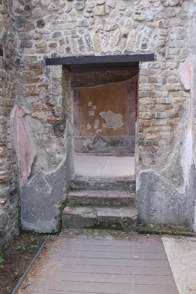 Villa of Diomedes, Pompeii. October 2023.
Steps to south portico, (area 5,b) at south end of east portico. Photo courtesy of Klaus Heese.