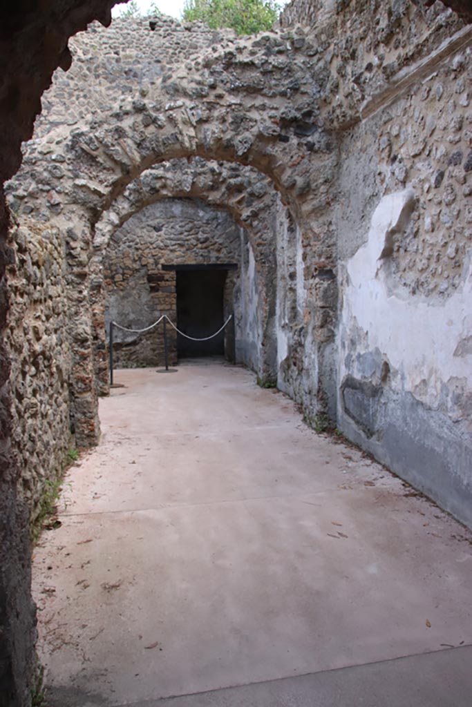 Villa of Diomedes, Pompeii. October 2023.
Looking east along the south side of the portico, into corridor/rooms. Photo courtesy of Klaus Heese.
(Villa Diomedes Project – area 46, from area 45).
(Fontaine, corridor/rooms 5a, from 5b).