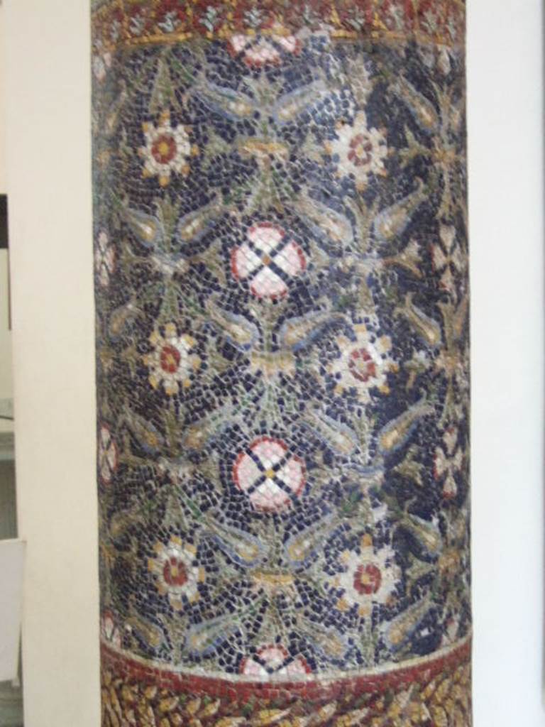 HGE12 Villa of the Mosaic Columns. Detail of second floral design below stag and figures, lower on mosaic column. Now in Naples Archaeological Museum. Inventory number 10000.
