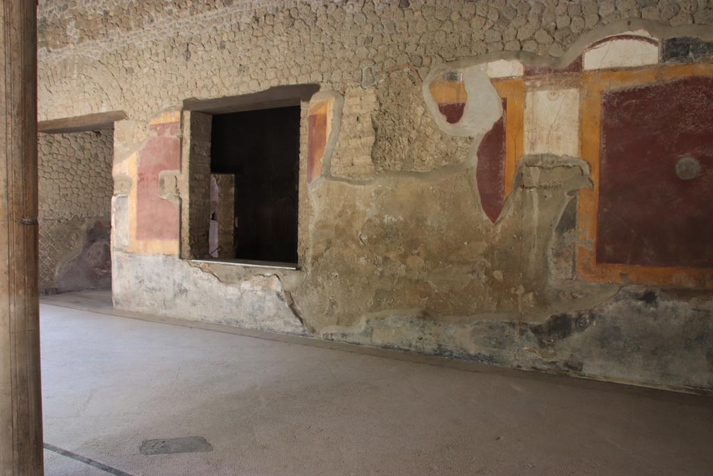 Villa San Marco, Stabiae, October 2022.
Portico 5, looking towards north wall with doorway into corridor 17, and window into room 18. Photo courtesy of Klaus Heese.