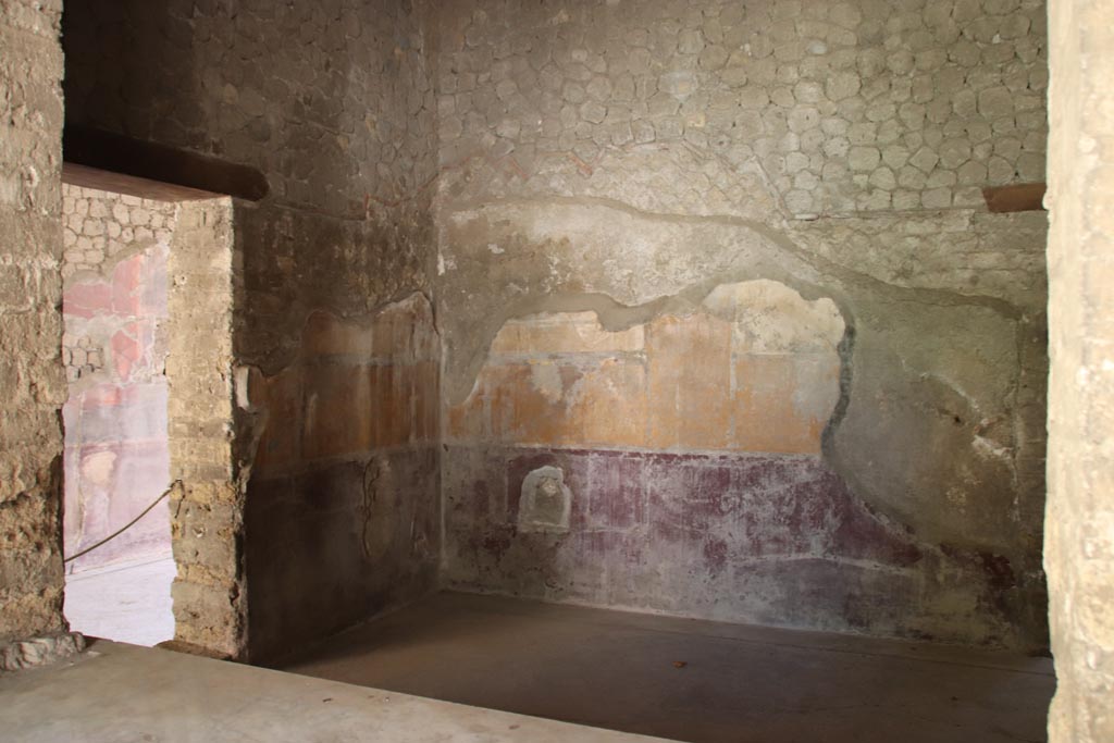 Villa San Marco, Stabiae, October 2022.
Portico 5, looking through window in north wall into room 18. Photo courtesy of Klaus Heese.