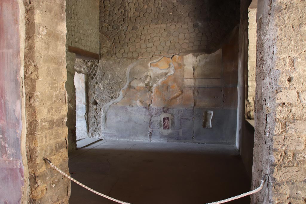 Villa San Marco, Stabiae, October 2022.
Looking through doorway to room 18 in east wall of corridor 17. Photo courtesy of Klaus Heese.