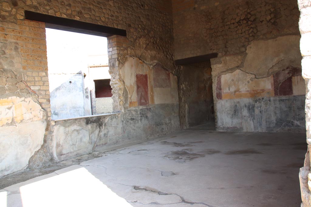 Villa San Marco, Stabiae, October 2022.
Room 21, looking towards south-east corner between window and doorway to room 18, and south wall. Photo courtesy of Klaus Heese.