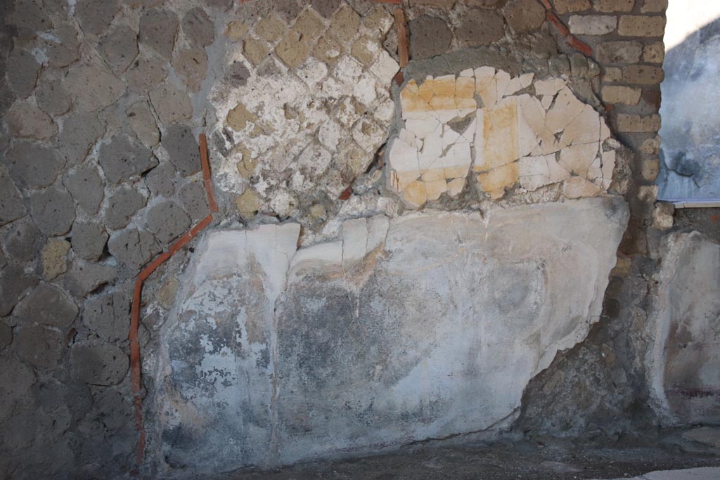 Villa San Marco, Stabiae, October 2022.
Room 21, painted decoration on north (left) side of window onto garden 19. Photo courtesy of Klaus Heese.