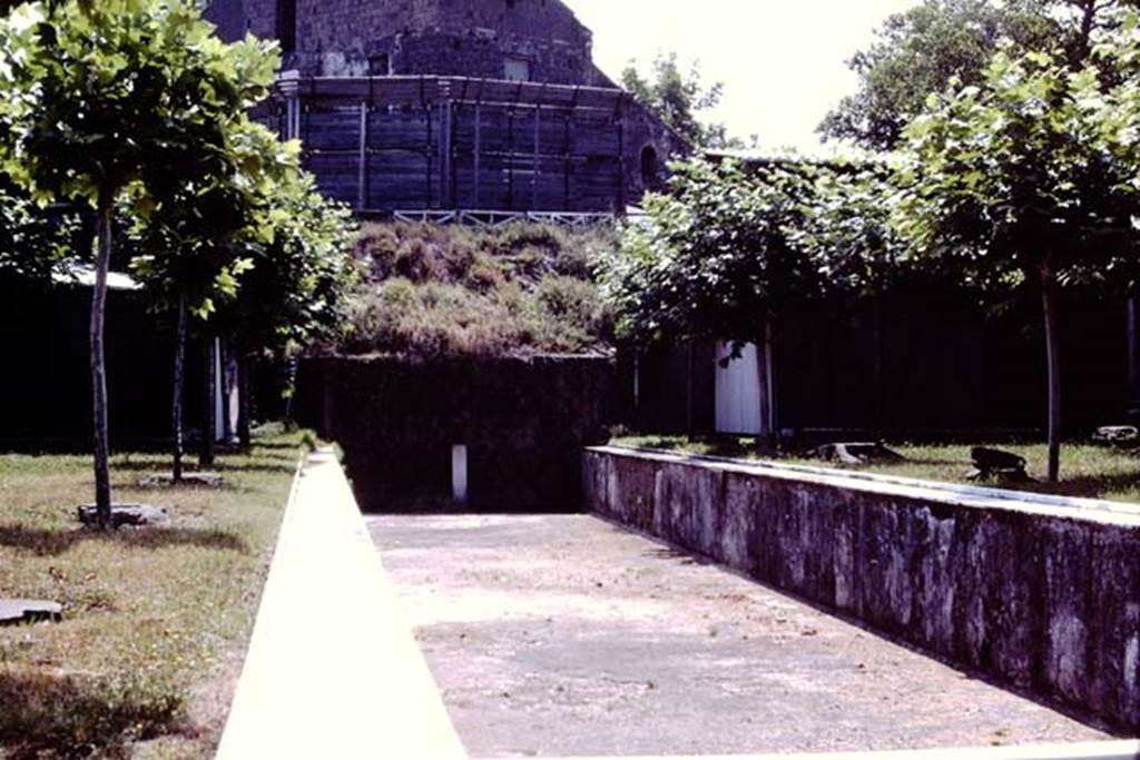 Villa San Marco, Stabiae, c.1961. Room 16, looking south across pool in garden area. Photo by Stanley A. Jashemski.
Source: The Wilhelmina and Stanley A. Jashemski archive in the University of Maryland Library, Special Collections (See collection page) and made available under the Creative Commons Attribution-Non Commercial License v.4. See Licence and use details. Jmit0120